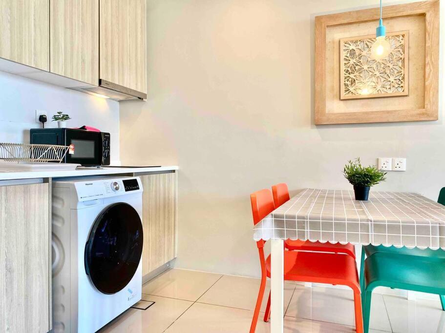 Tropicana 218 Macalister #Wondercolor #Infinity Pool #Georgetown #5Pax #2Br 2Bath #1King 1Queen 1Single #Quality Well Maintained #Private Host Exteriér fotografie